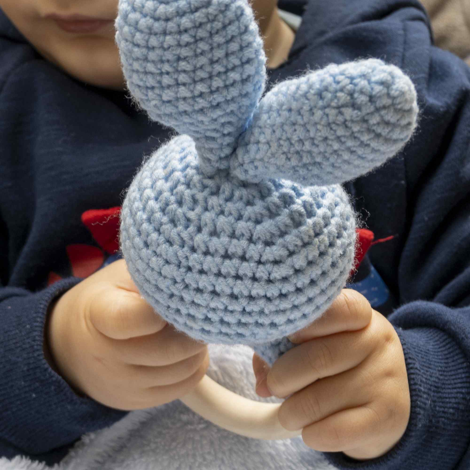 Sonajero para bebe diseño conejo con gancho madera Azul